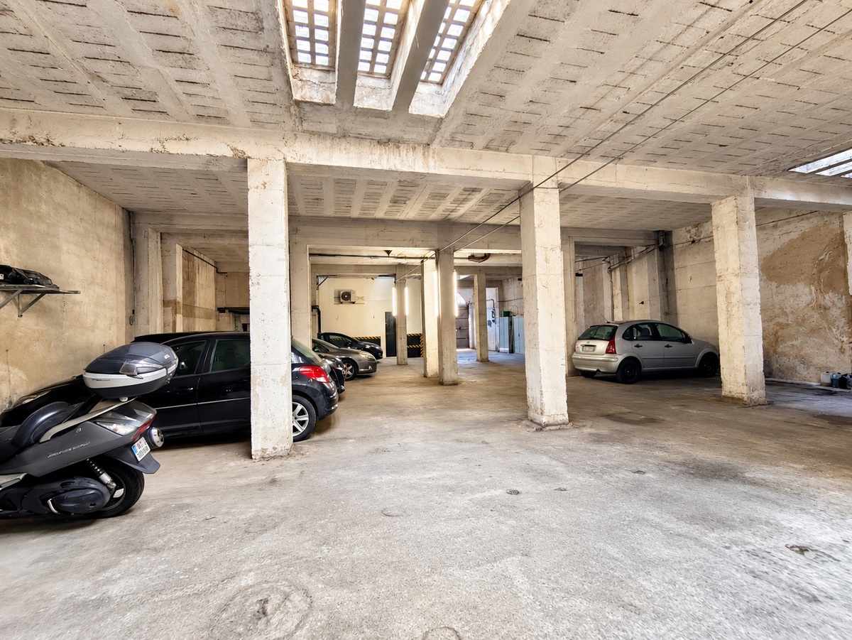 Garage entrep�t � vendre Marseille 13004, vaste espace de stationnement avec poteaux b�ton et �clairage naturel