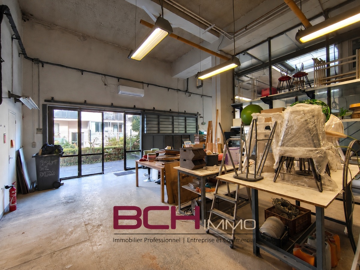 Vue int�rieure d�un local d�activit� � vendre � Marseille 13013, avec atelier, acc�s vitr�, climatisation et espace de stockage.
