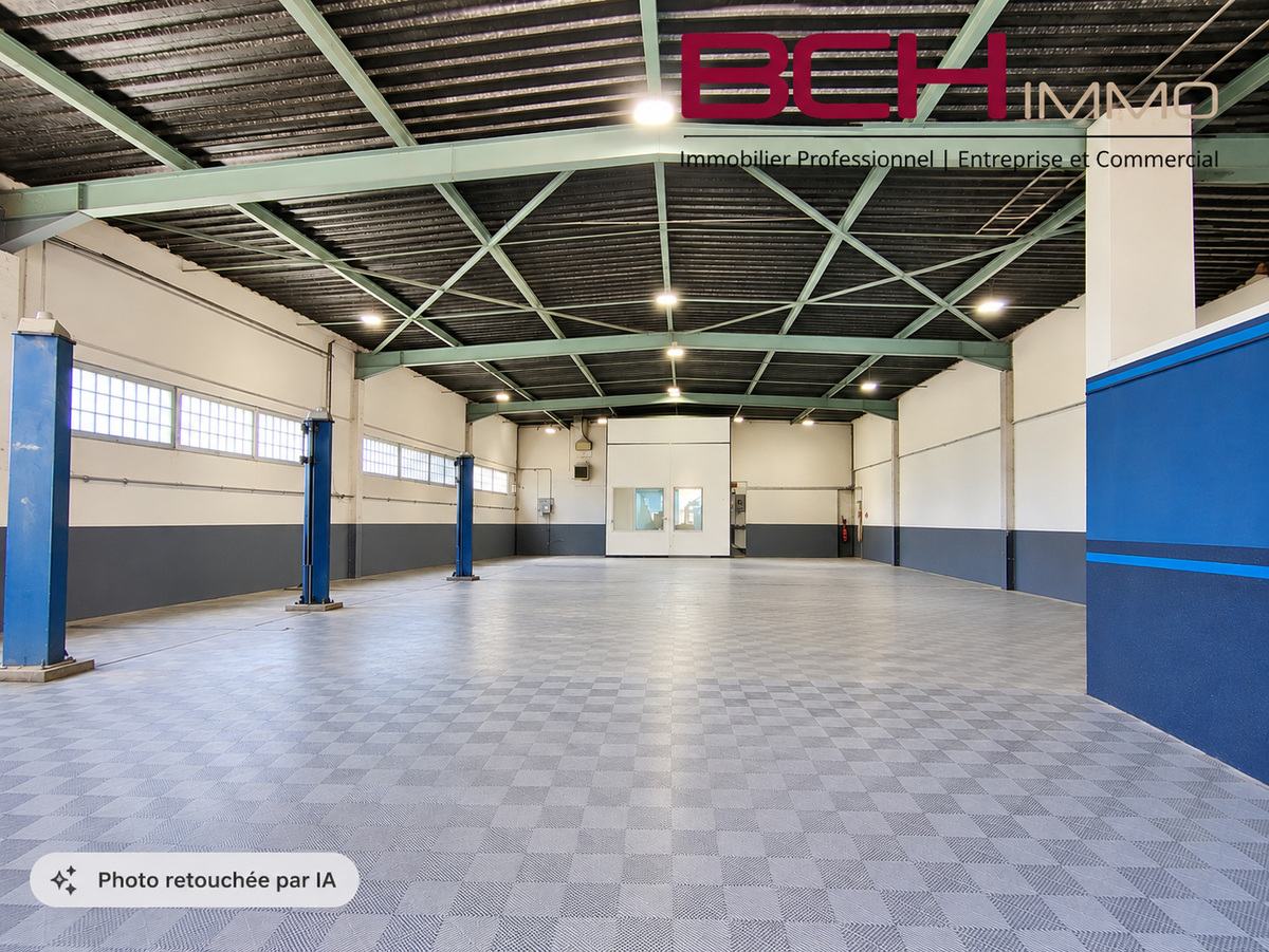 Vue int�rieure d�un local d�activit� � louer � Marseille 13014, avec vaste surface au sol, hauteur sous plafond et acc�s v�hicules. Photo retouch�e par IA
